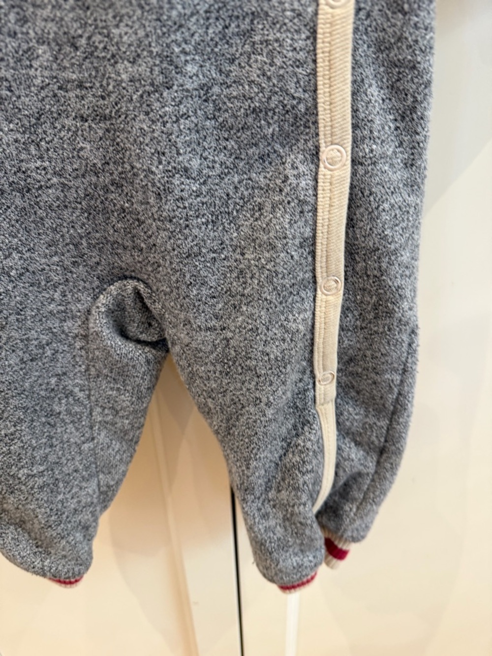 Roots 12-18m Heather Grey Hooded Baby One-Piece with Cream Trim - Picture 5 of 7
